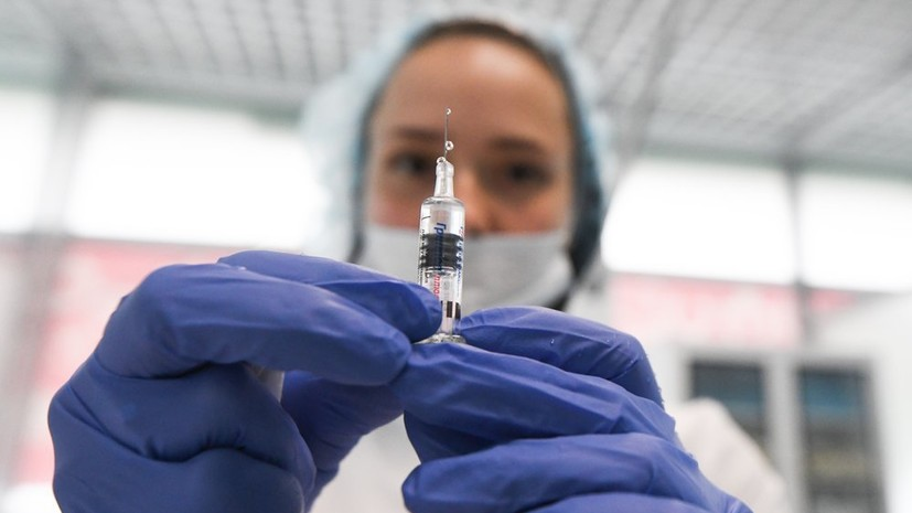 Вакцинировать россиян от коронавируса начнут осенью