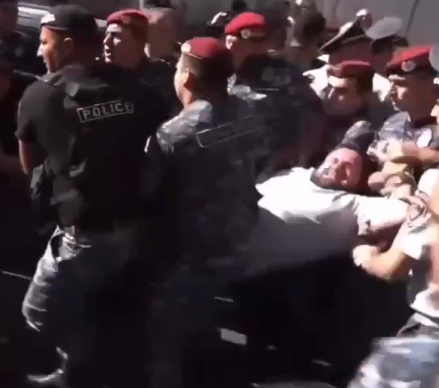 В Армении начались стычки с полицией