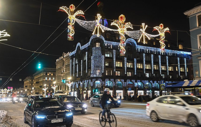 В Петербурге коммунальщикам интереснее смотреть на новогодние украшения, чем убирать улицы
