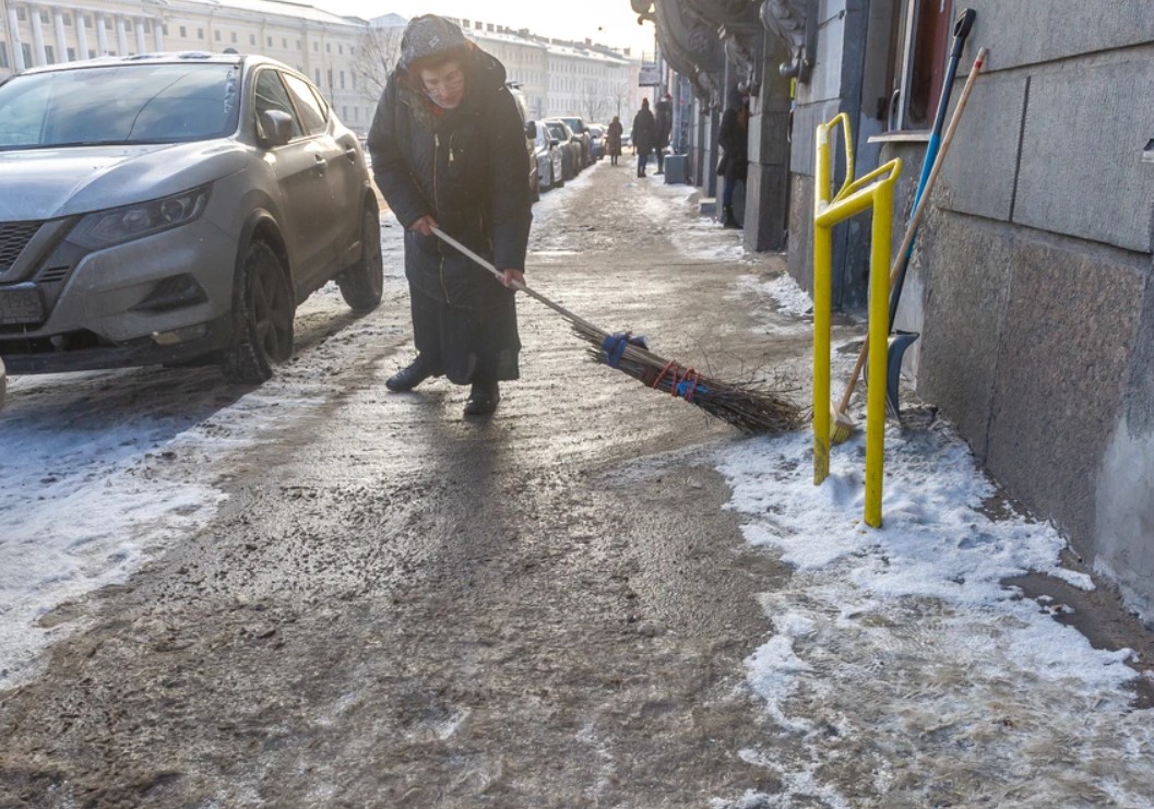 Улицы Петербурга превратились в каток после резкого потепления и ледяного дождя