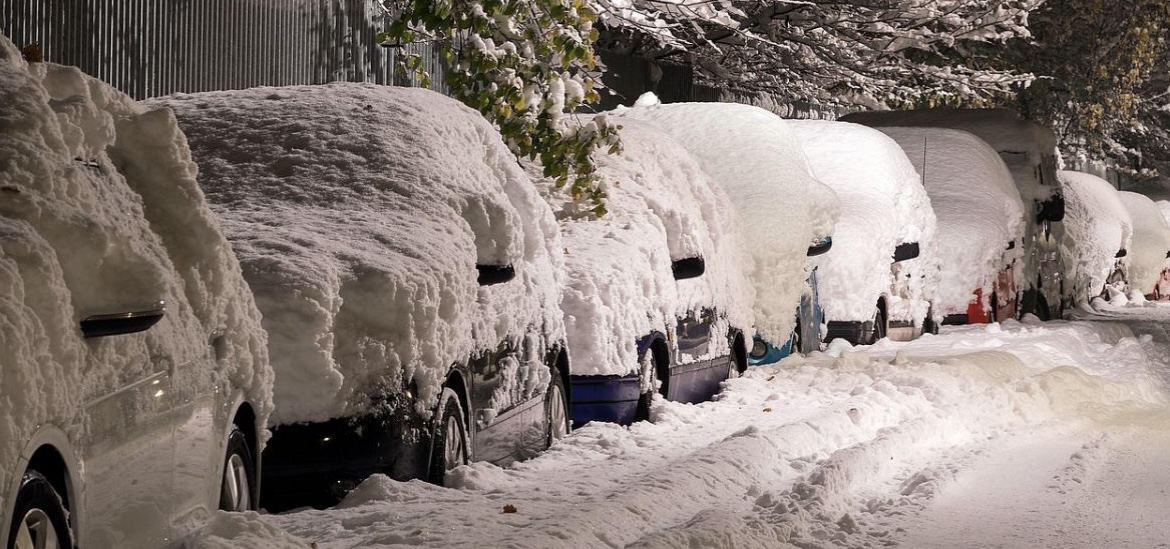 Петербуржцам пришлось самим расчищать от снега платную парковку
