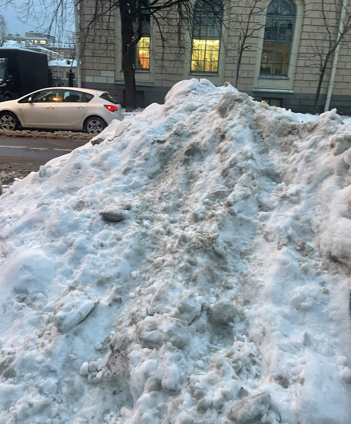 Петербургским чиновниками предложили отчитываться «очищенными улицами», а не объёмом вывезенного снега