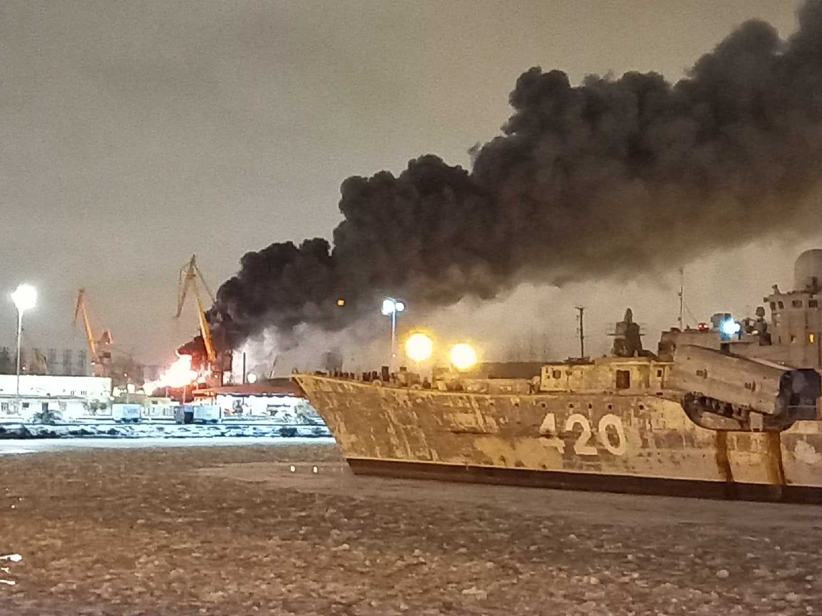 Пожарные справляются, а чиновники — нет: почему Петербург постоянно горит