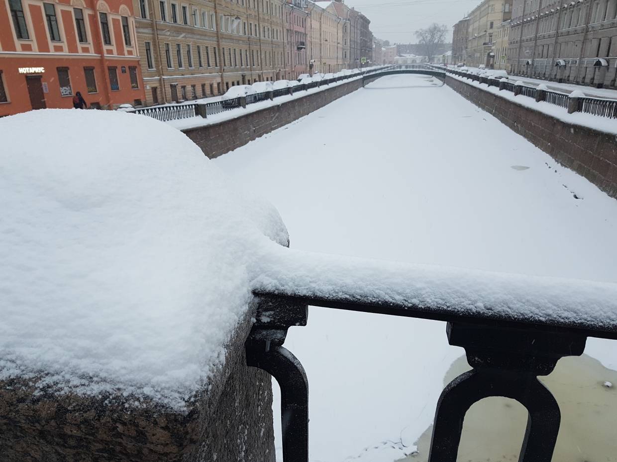 Петербуржцы встретили декабрь снежными завалами во дворах и тротуарах