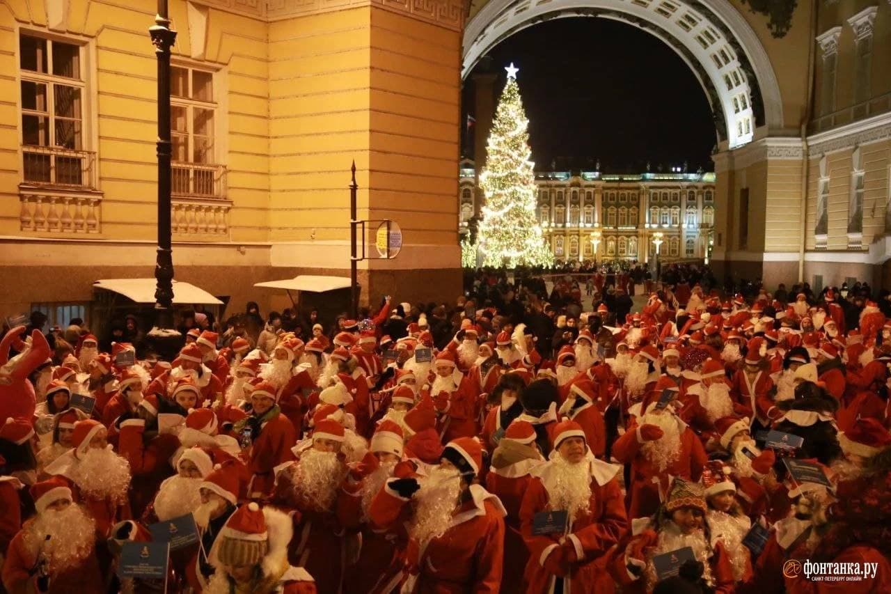 Сотни Дедов Морозов вышли на Дворцовую площадь и устроили забег