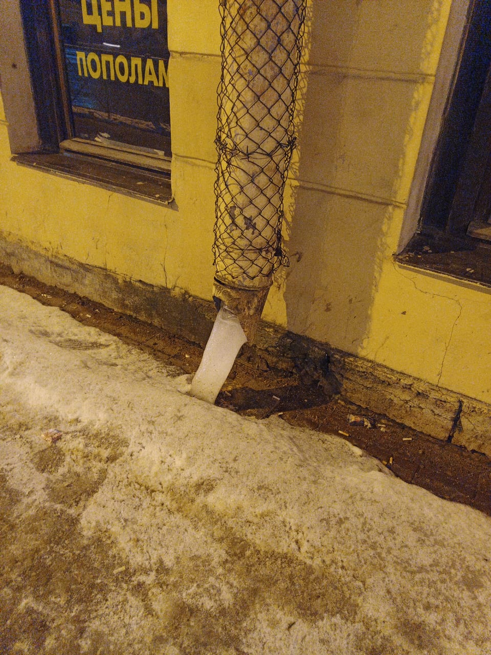 В Петербурге коммунальщики имитируют уборку дворов и улиц от снега