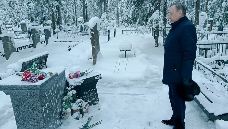 Фотография Беглова на неубранном Комаровском кладбище стала “ошибкой пиарщиков” Смольного