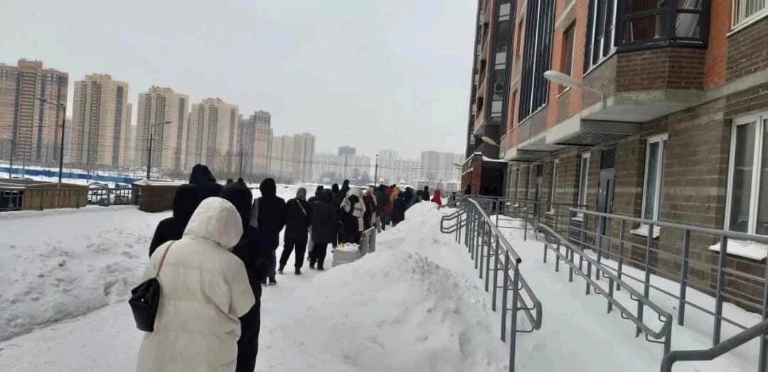 Больные петербуржцы вынуждены дожидаться врачебной помощи в очередях на улице 