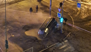 Легковой автомобиль рухнул в яму с горячей водой в Петербурге 