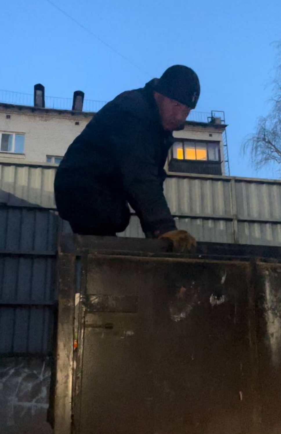 На проспекте Славы в Петербурге бездомные пожаловались на крыс в мусорке