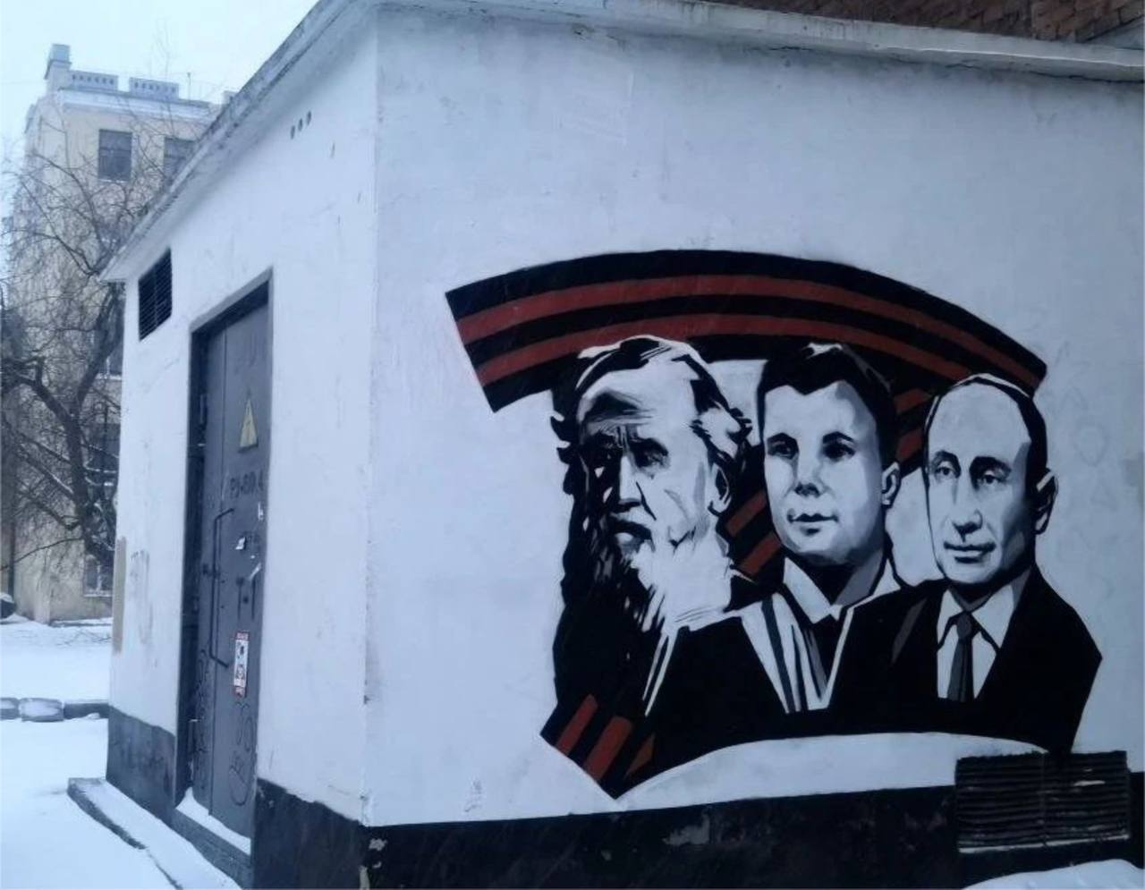 Активисты назвали недопустимой выходку петербургских коммунальщиков с закрашиванием патриотических граффити 