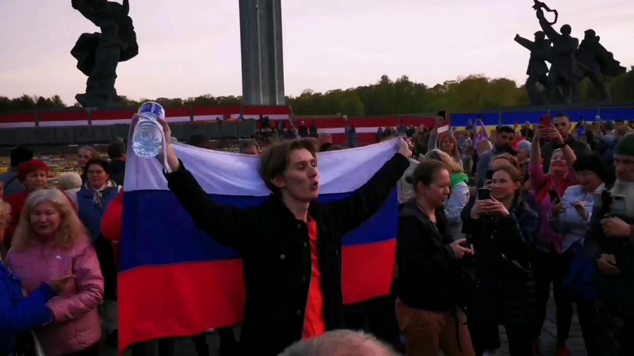 В Латвии арестован парень, пришедший 10 мая к монументу Освободителям Риги с флагом России