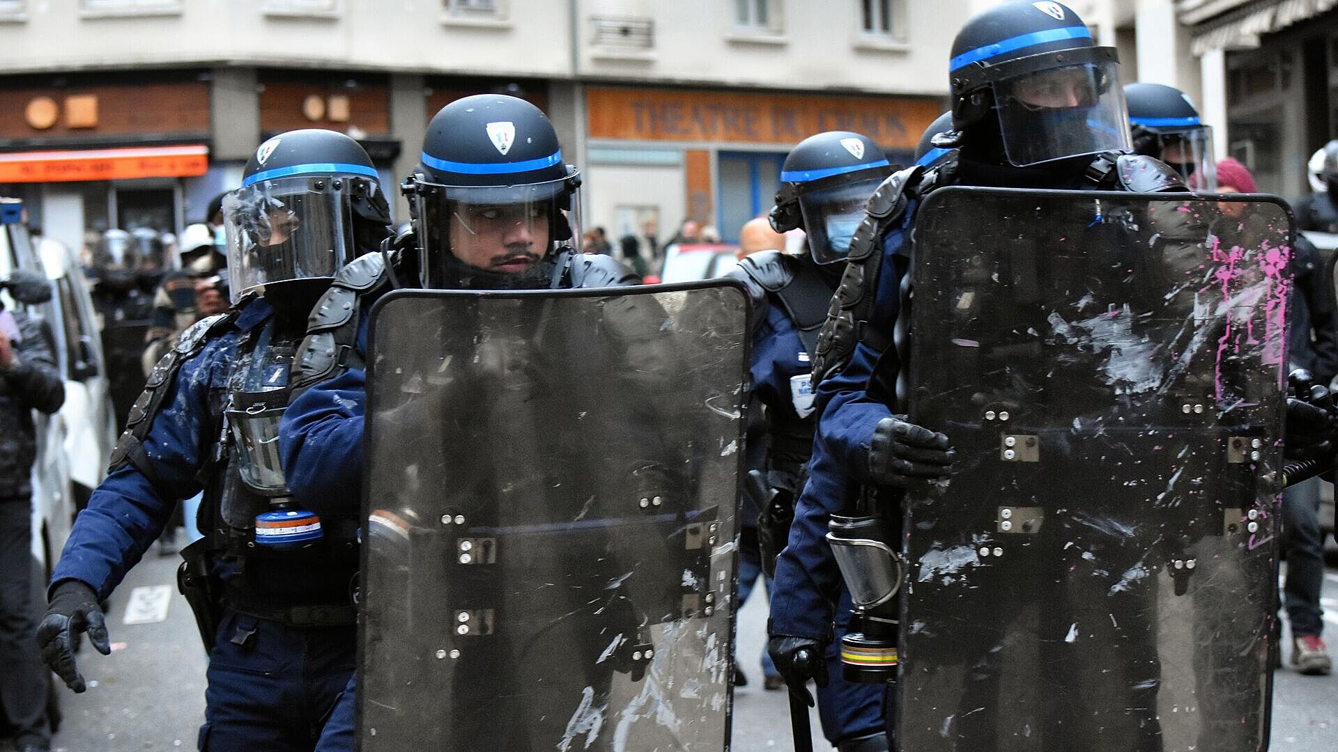 Франция охвачена беспорядками: экономические и миграционные проблемы грозят и остальной Европе
