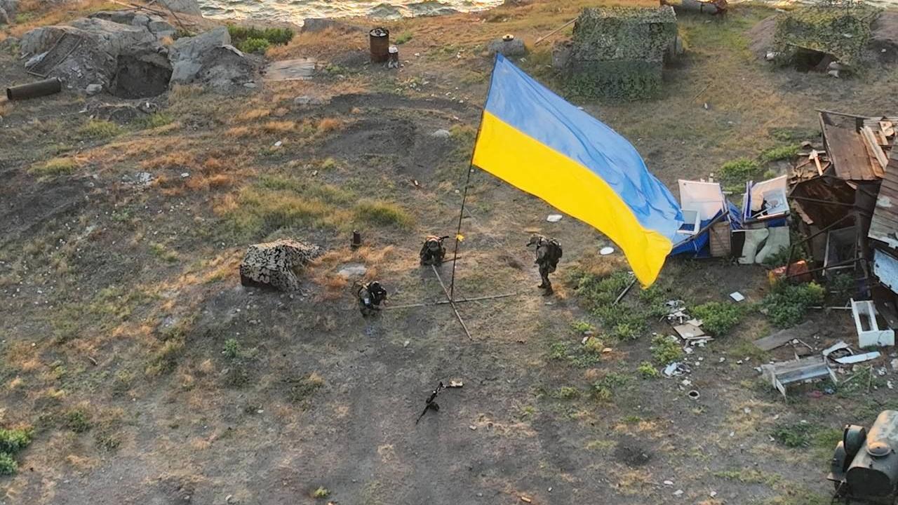 ВС РФ наказали украинских солдат вторгшихся на остров Змеиный с флагом Украины