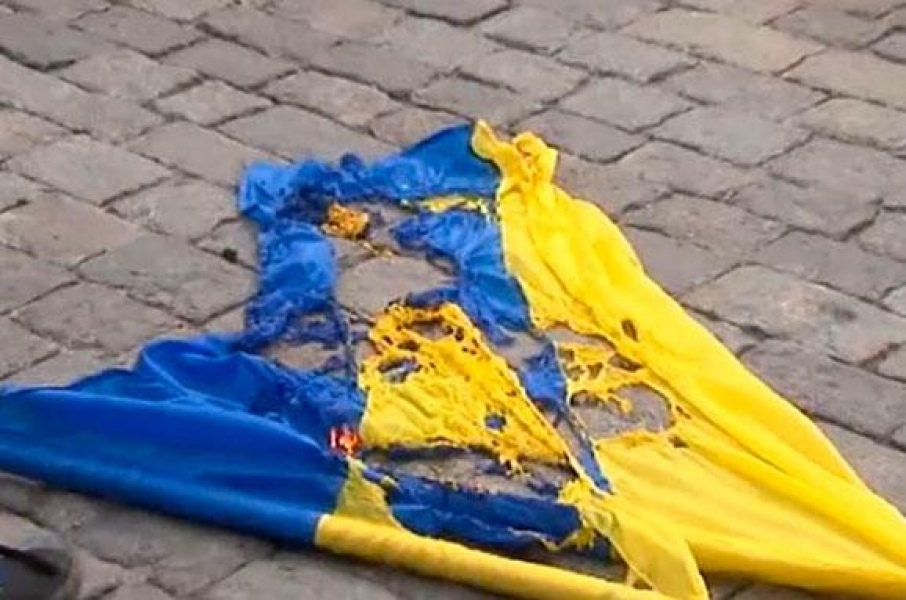 Флаг Украины бросили змеям: укронацисты побоялись лично вернуться на Змеиный остров