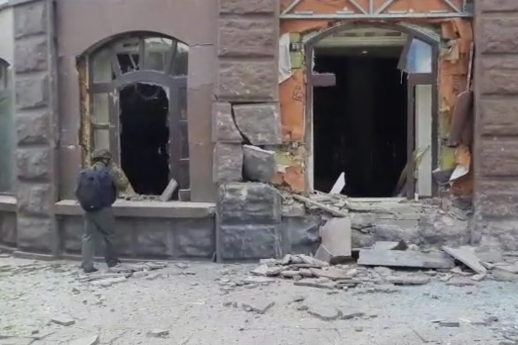 Украинские боевики нанесли удар по драмтеатру в Донецке, где люди прощались с погибшей Корсой