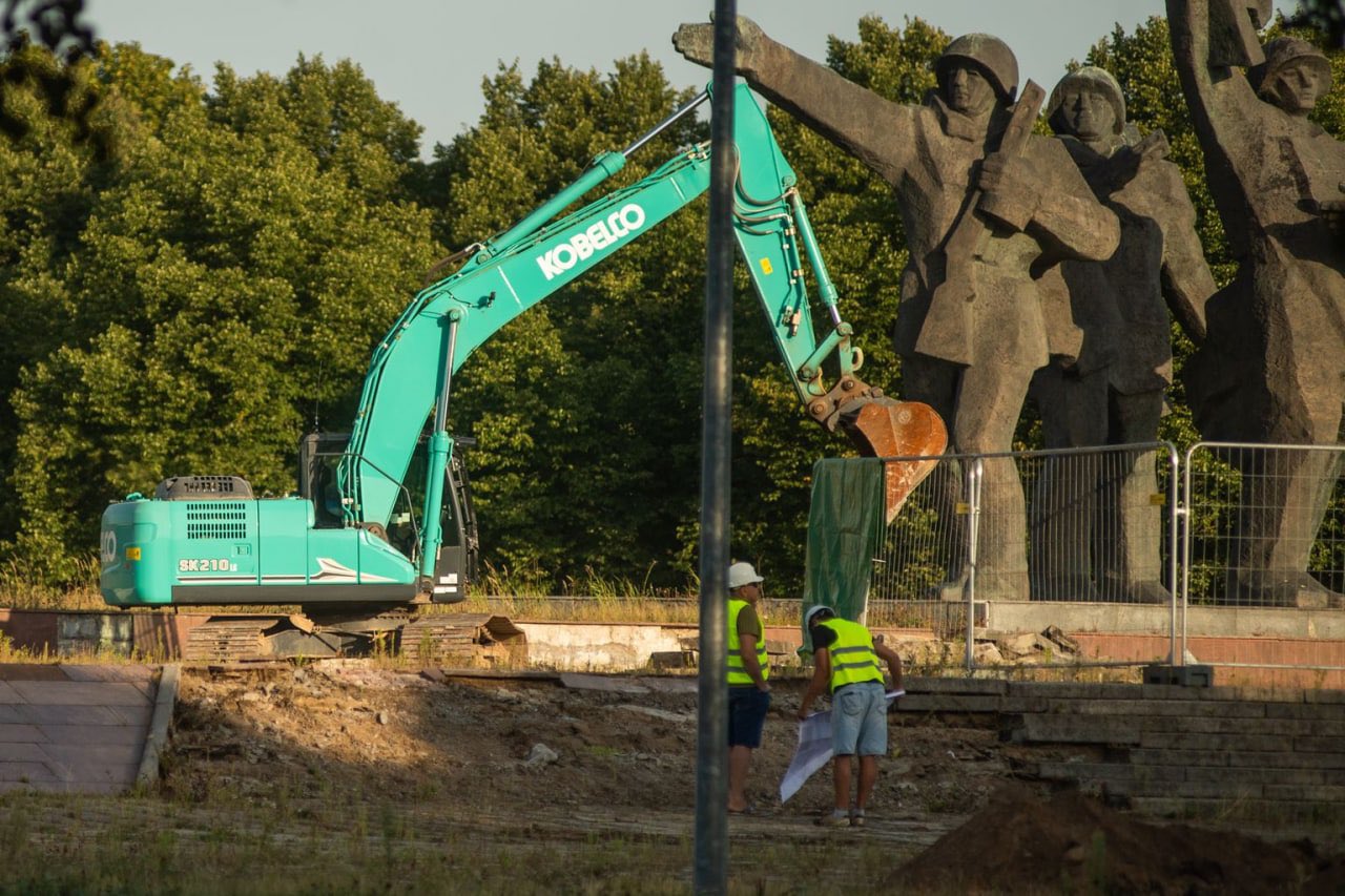 В Латвии начался демонтаж памятника Освободителям Риги