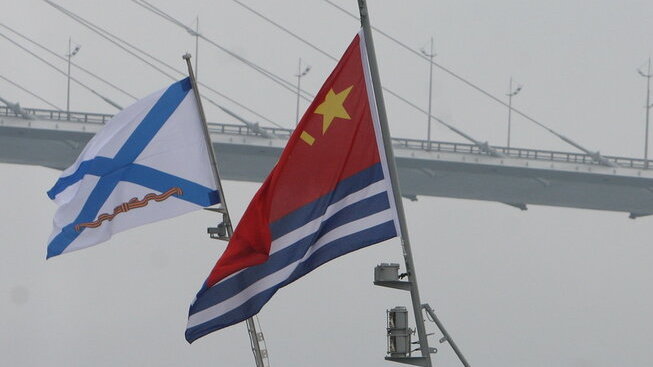 Россия и Китай проводят совместные военно-морские манёвры