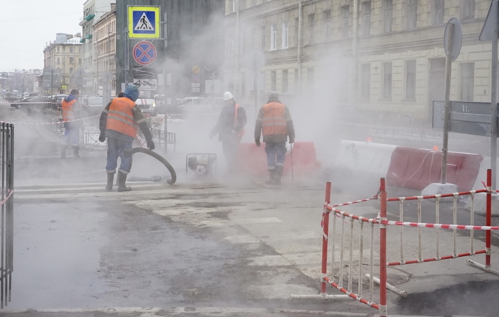 500 домов остались без тепла и воды из-за очередной аварии на теплотрассе в Петербурге