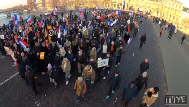 «Макрона в отставку!»: французы протестуют против военной помощи Украине