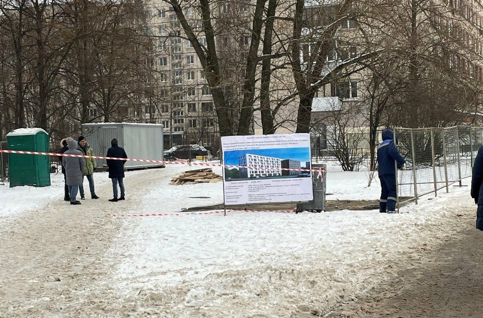 Глава СК запросил результаты проверки сообщений о вырубке сквера у школы в Петербурге