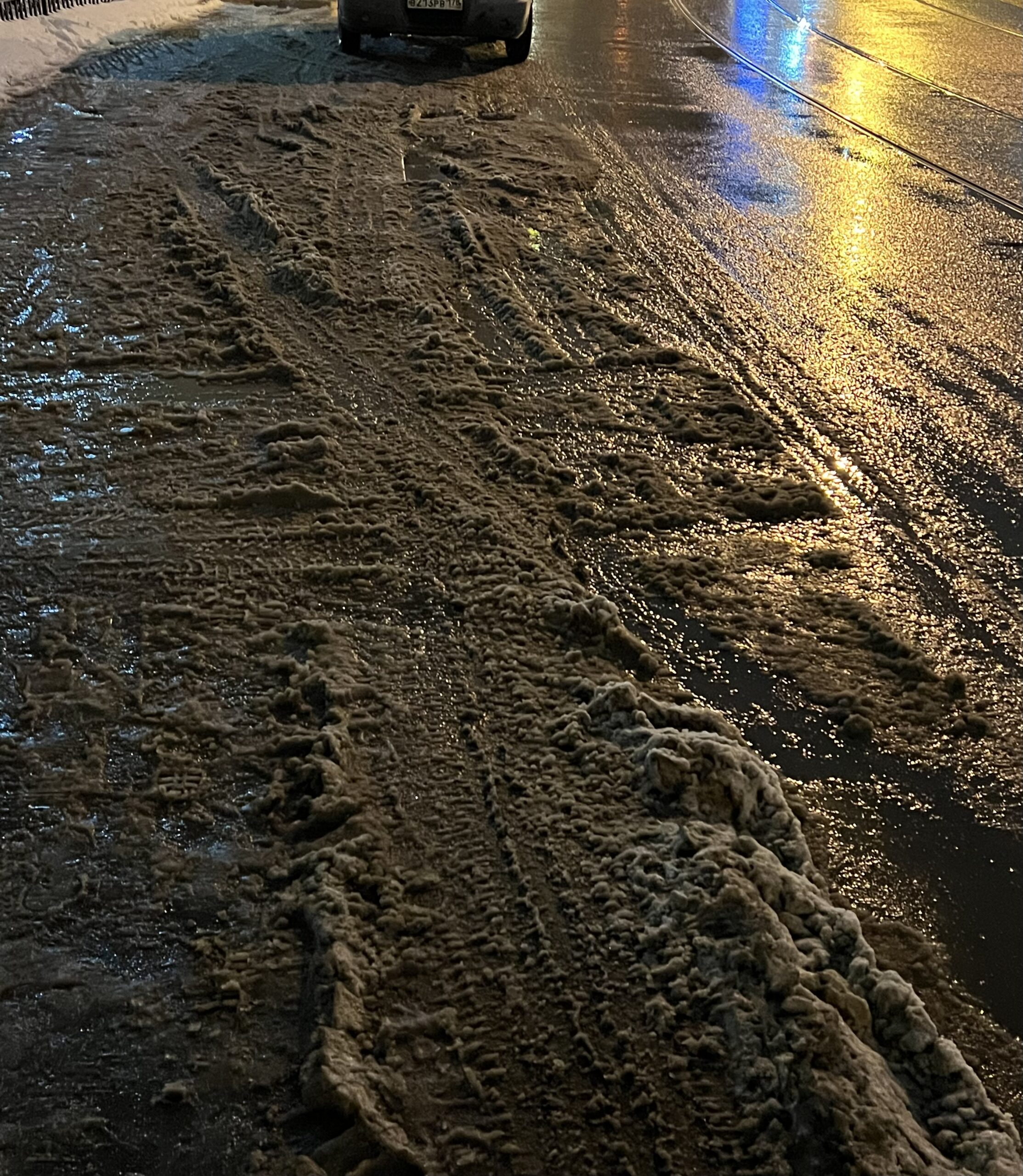 «Ужас!»: петербуржцы не готовы воспринимать грязный снег и слякоть на улицах города как норму