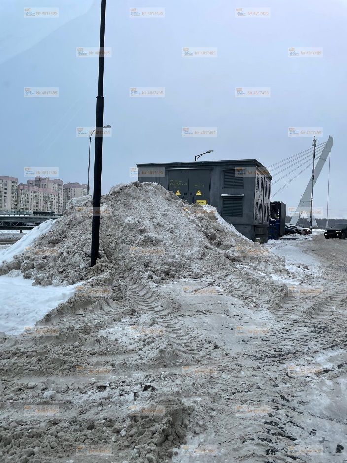 Грязные сугробы, снег на газонах: петербуржцы жалуются на низкое качество уборки города