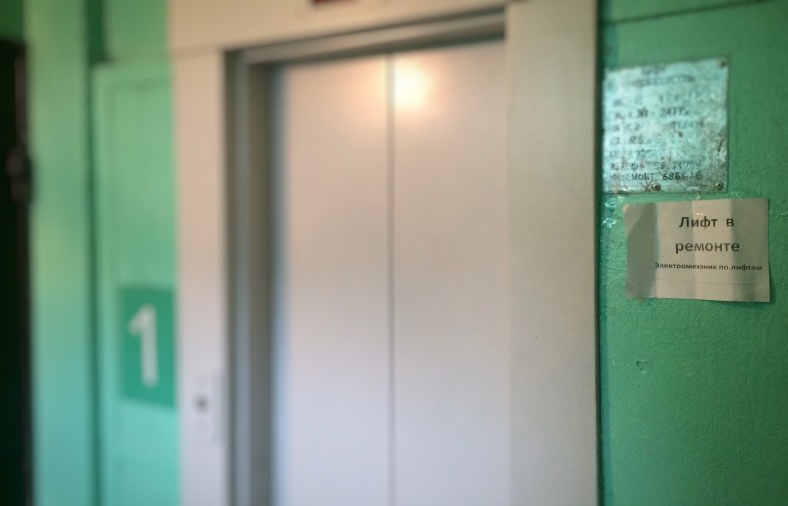 Месяц в заточении. Блокадница из дома на Ленинском проспекте в Петербурге пожаловалась на неработающие лифты