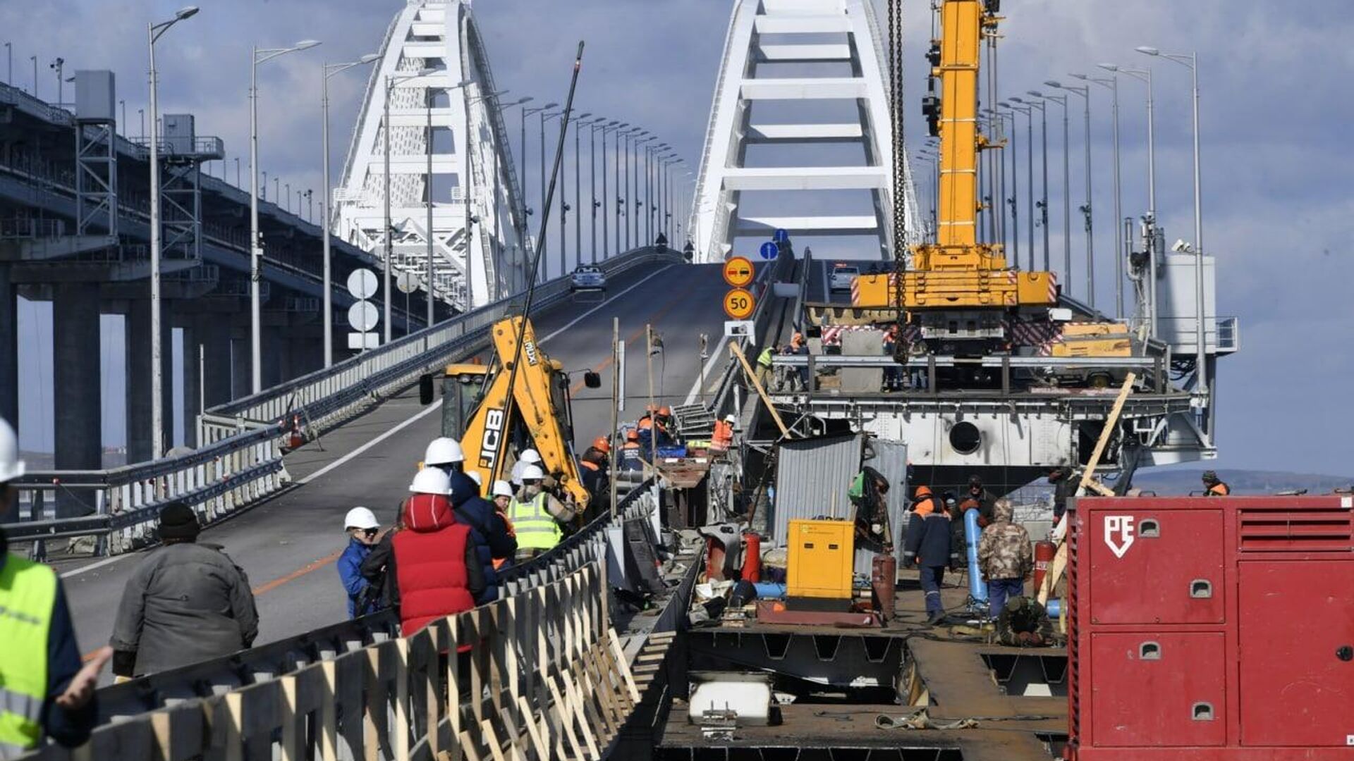 «Ремонт продолжается»: первые автомобильные пролеты Крымского моста установят в ближайшее время