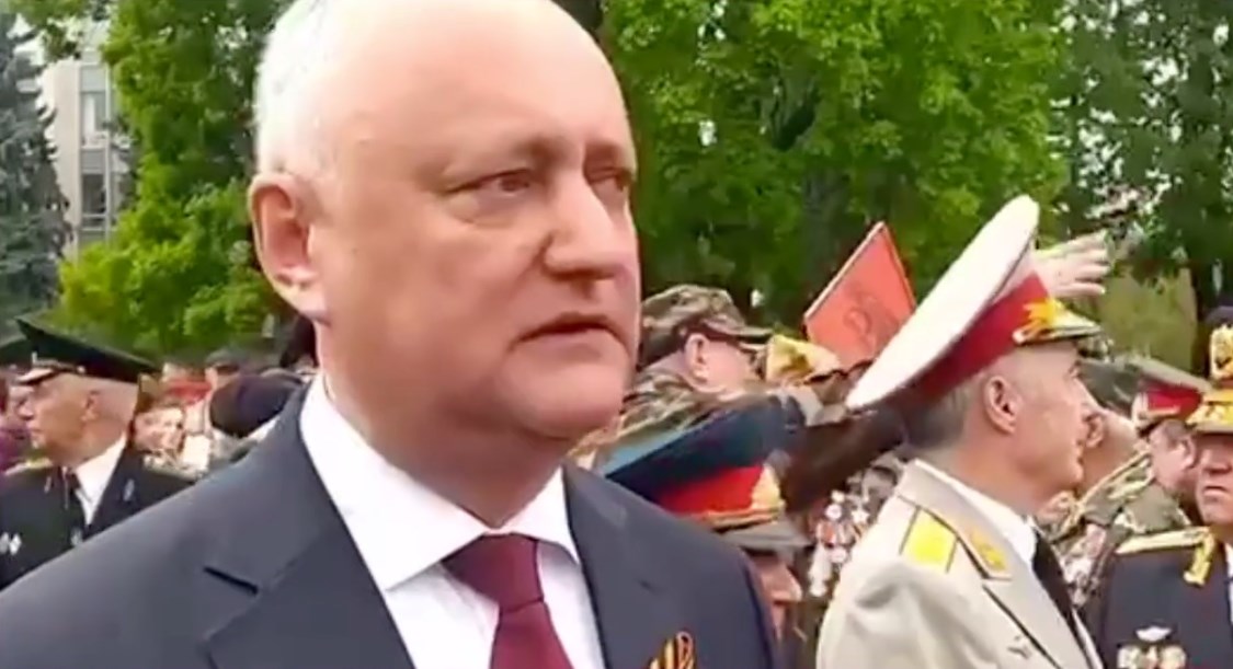 «Вопреки запретам»: бывший президент Молдовы пришел на праздничное шествие с георгиевской лентой