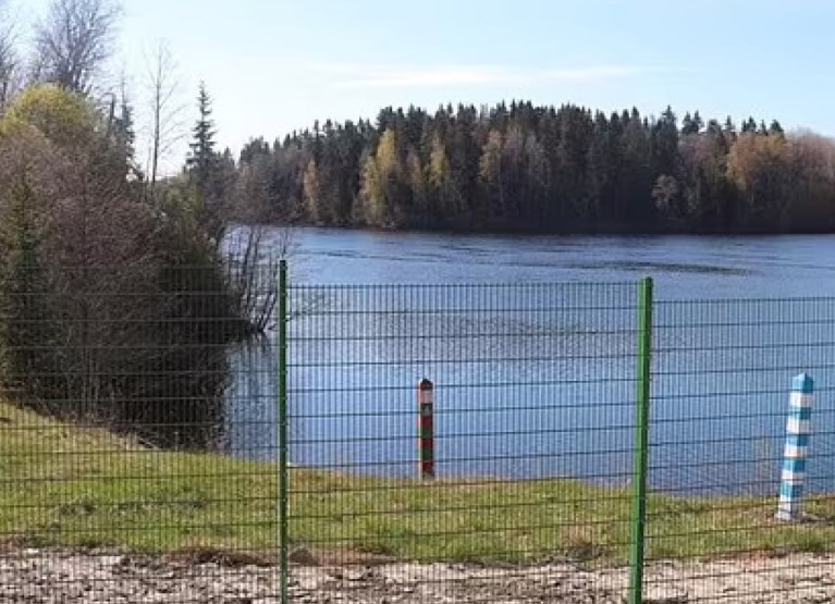 «Смешно, ей богу»: финны высмеяли забор, построенный на границе с РФ