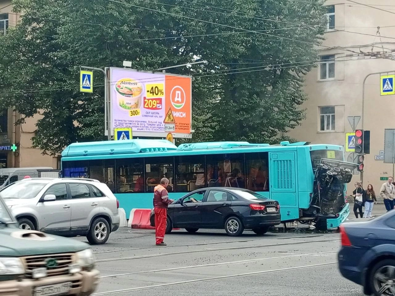 Слава Богу, в этот раз не загорелся. Лазурный автобус в Петербурге прямо на дороге потерял двигатель