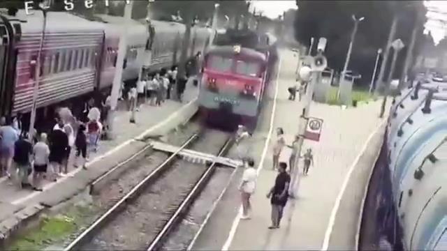 Отец с двухлетним малышом попал под поезд