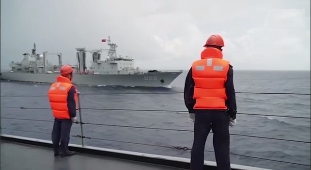«Тяжело в учении, легко в бою»: корабли ВМФ России и ВМС Китая отработали важные совместные операции