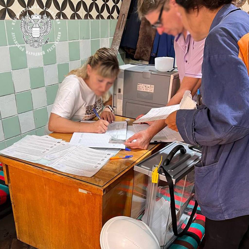«Гражданский долг»: жители ЛНР принимают участие в досрочном голосовании