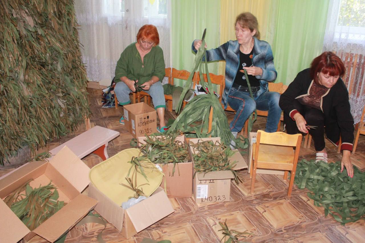 «Все для наших защитников»: женщины из Горловки изготавливают маскировку для техники и военных ВС РФ