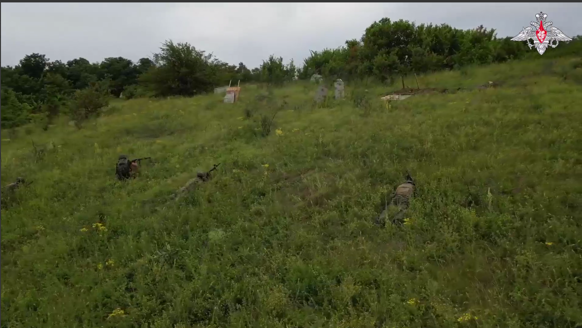 Не жалея сил и патронов: штурмовики ЗВО тренируют навыки боевого слаживания в тылу перед отправкой на позиции