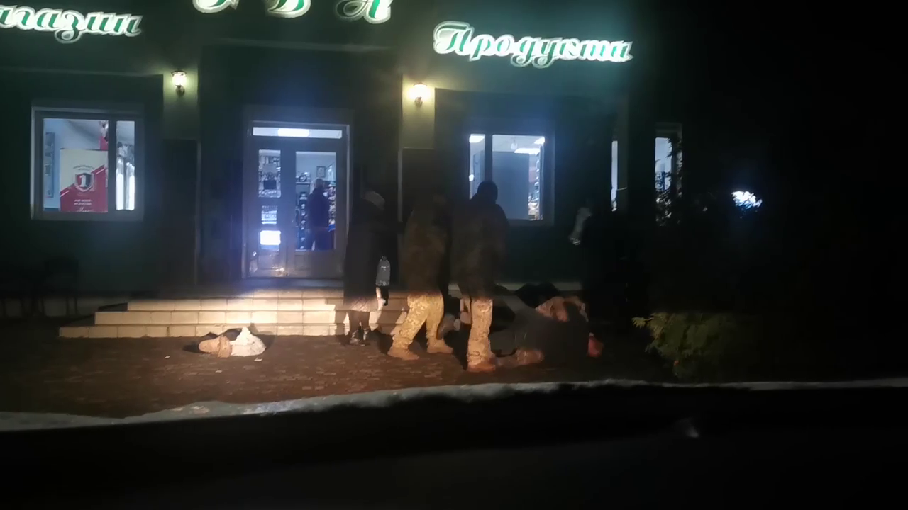 Во Львовской области сотрудники ТЦК проверяют прохожих на годность к мобилизации