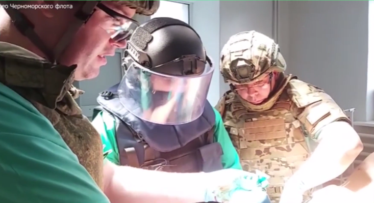 Военные врачи вытащили из раненого бойца неразорвавшуюся гранату