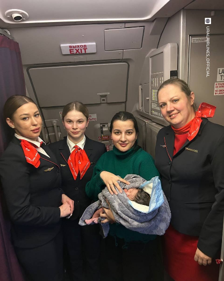 Капуста уже не в тренде: девушка, летевшая в Душанбе, родила дочь прямо в самолете