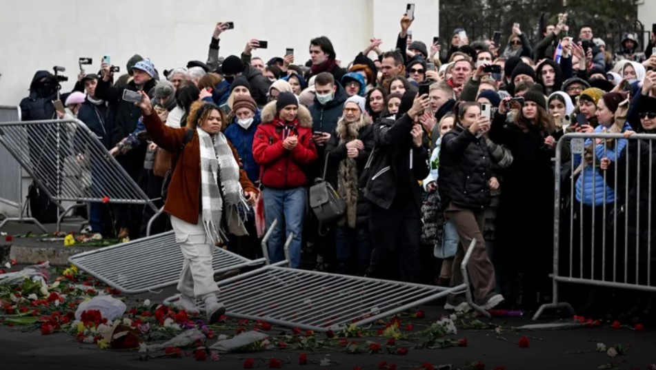 Фрик-шоу, пиар и попытка стать лидером оппозиции: смерть Алексея Навального* сыграла на руку либералам